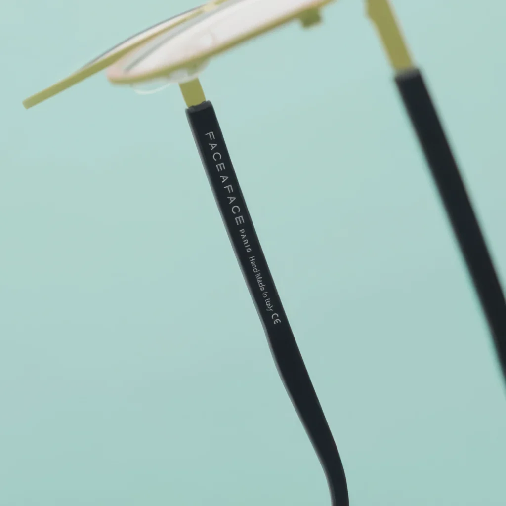 Editorial nærbillede af Face a Face Paris eyewear med fokus på detaljer og design – produceret for Design Eyewear Group.