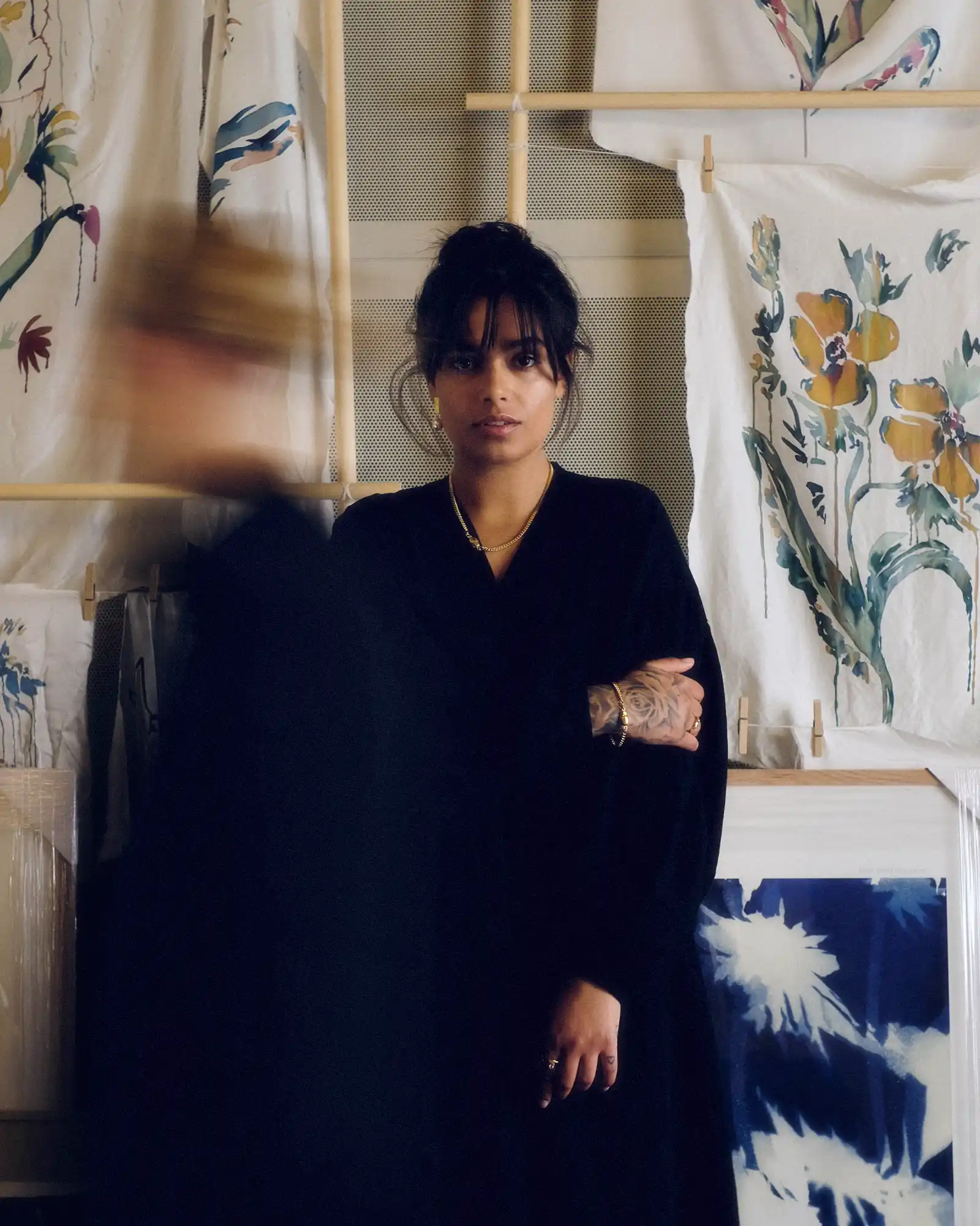 Editorial smykkebillede for Pernille Lykke Jewellery med fokus på form, hudnær styling og et roligt, skandinavisk udtryk.