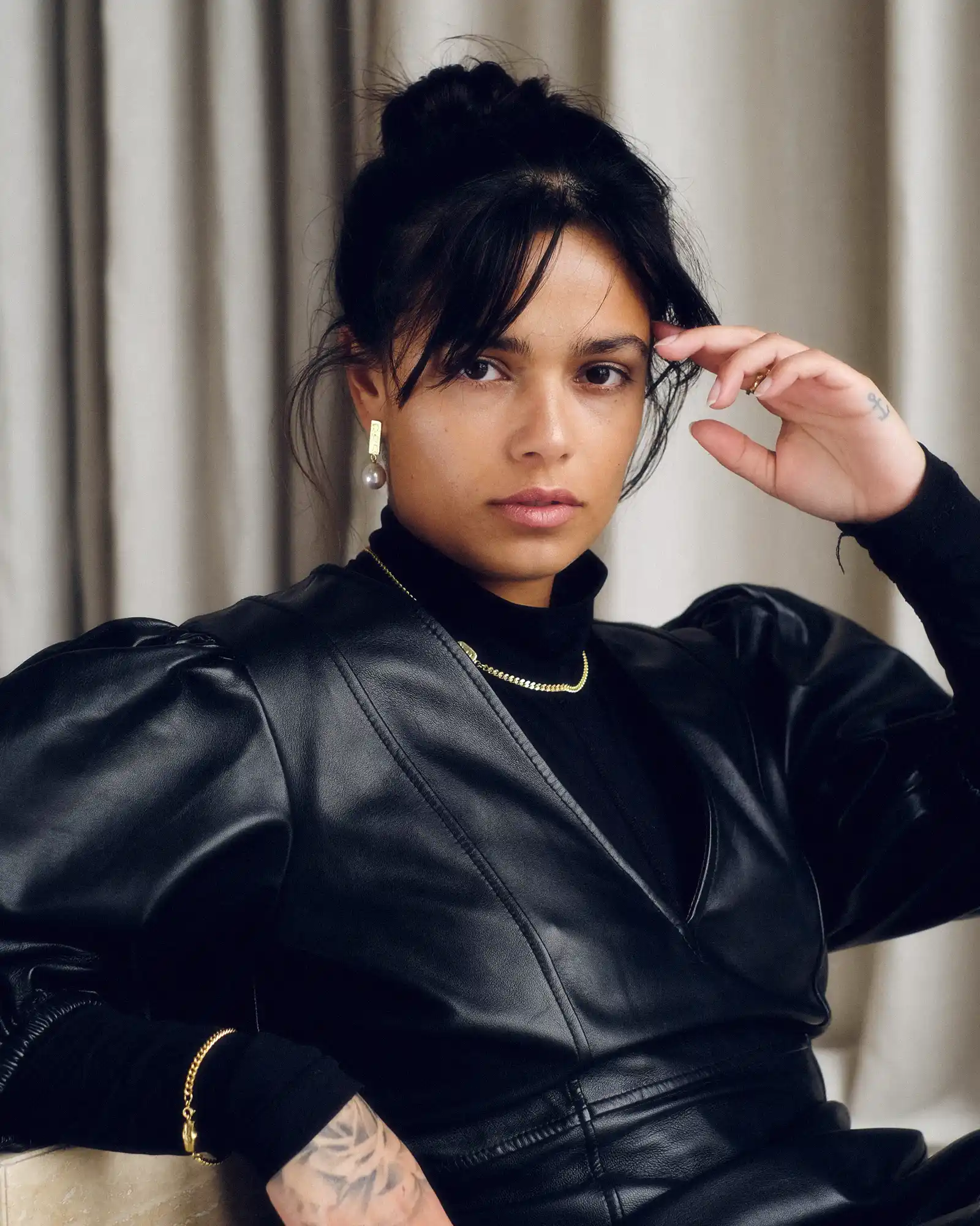 Editorial smykkefotografi for Pernille Lykke Jewellery med fokus på ansigt, smykker og et roligt, skandinavisk udtryk.