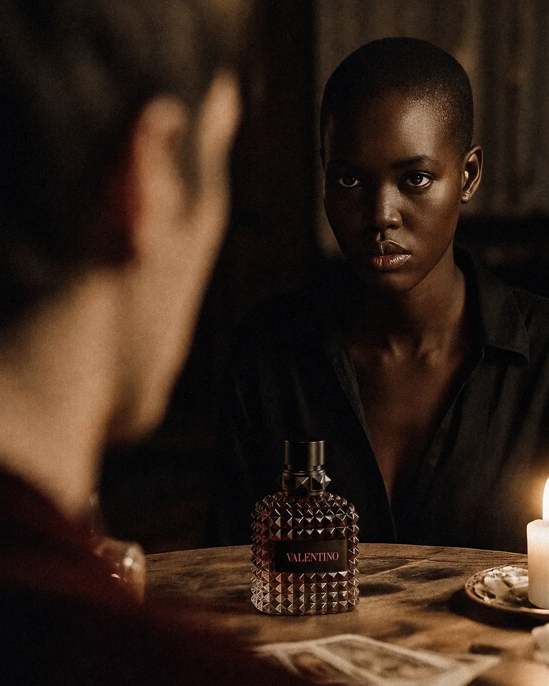Cinematic editorial modeportræt med intens stemning og luksuriøs fashion æstetik inspireret af Valentino Beauty