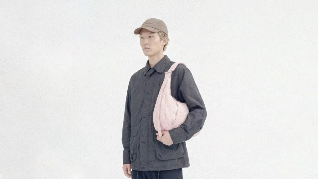 nineties editorial fashion pinkbag portrait 01hero ny Hvorfor B2B-brands skal turde være redaktionelle.
