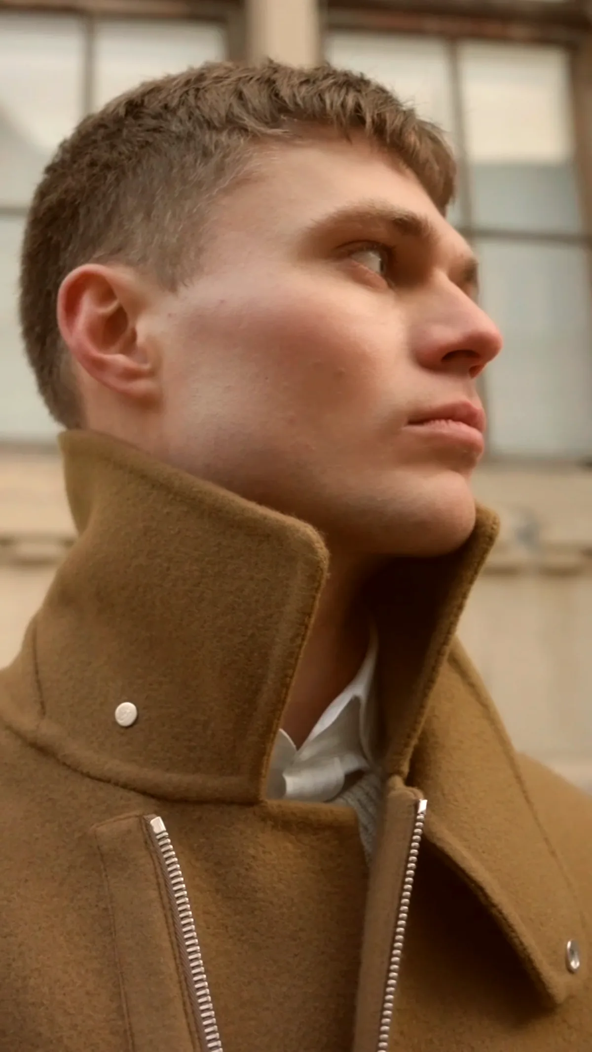 illum ss26 camel frakke profil v2 Illum Copenhagen